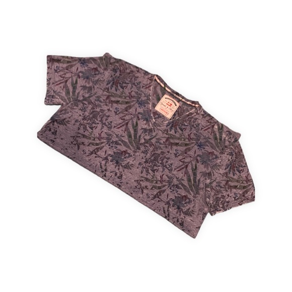 Casual T-Shirt - Picture 3 of 7